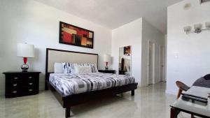 a bedroom with a bed and a desk and a bed sidx sidx sidx at Penthouse Ocean Reserve in Miami Beach +34 photos