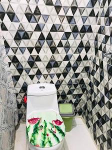 bagno con servizi igienici e fiori dipinti sopra di Apto 2Habitaciones con Aire y Vista al Malecón de Samaná a Santa Bárbara de Samaná Altre 22 foto