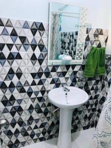 un bagno con lavandino e specchio di Apto 2Habitaciones con Aire y Vista al Malecón de Samaná a Santa Bárbara de Samaná