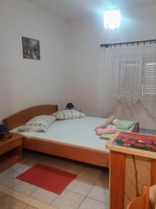 Кровать или кровати в номере Apartments by the sea Povlja, Brac - 5644