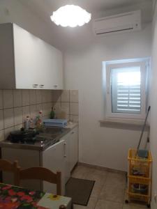 Кухня или мини-кухня в Apartments by the sea Povlja, Brac - 5644
