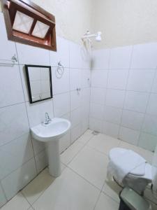 a bathroom with a sink and a toilet at Brisa da Serra Hotel Pousada Pirenopolis in Pirenópolis