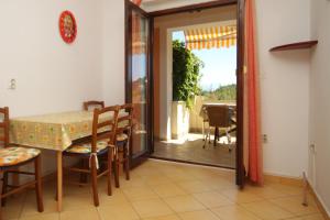 d'un balcon et d'une salle à manger avec une table et des chaises. dans l'établissement Apartment Mali Losinj 7879d, à Mali Lošinj