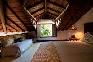 Un pat sau paturi într-o cameră la Bangalôs Meu Jardim Caraíva