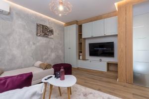 TV a/nebo společenská místnost v ubytování Mayisa Apartments