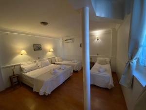 a hotel room with two beds and a window at La Maison Gerber in Río Colorado