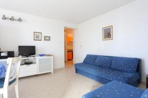 TV a/nebo společenská místnost v ubytování Apartments by the sea Podgora, Makarska - 11432