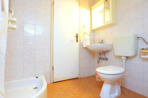 Kúpeľňa v ubytovaní Apartments by the sea Podgora, Makarska - 11432 + 24 fotografií