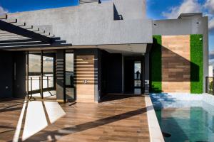 a house with a swimming pool in front of it at Apartamento en Sognare in Encarnación