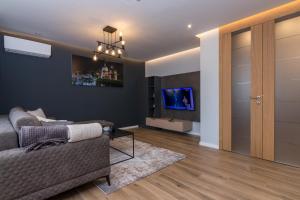 TV a/nebo společenská místnost v ubytování Mayisa Apartments