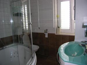 Kúpeľňa v ubytovaní Apartments with WiFi Postira, Brac - 11428