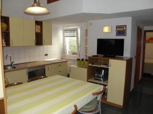 Kuchyňa alebo kuchynka v ubytovaní Apartments with WiFi Postira, Brac - 11428
