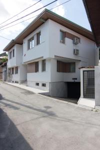 Budova, kde se apartmán nachází + 37 fotografií