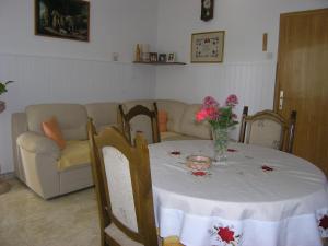 Ein Sitzbereich in der Unterkunft Apartments with WiFi Postira, Brac - 11494