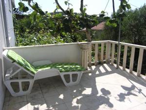 Ein Balkon oder eine Terrasse in der Unterkunft Apartments with WiFi Postira, Brac - 11494