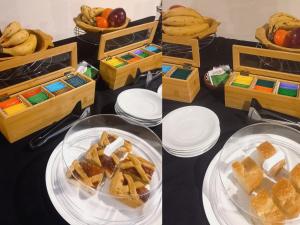 una mesa cubierta con platos de comida y cajas de fruta en El Caucillar en Iruya