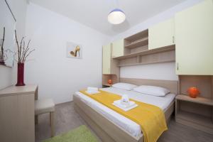 トゥチェピにあるApartment Tucepi 11486aのベッドルーム1室(大型ベッド1台、黄色い毛布付)