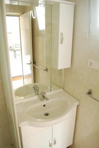 Kúpeľňa v ubytovaní Quadruple Room Pag 11487b