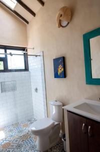 y baño con aseo, lavabo y ducha. en ANNAPURNA Villa de Leyva, en Villa de Leyva