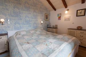 a bedroom with a bed and a blue wall at Apartments with a parking space Kornic, Krk - 11506 in Kornić