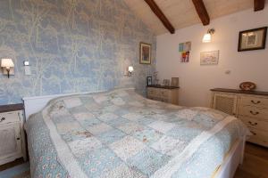 Postel nebo postele na pokoji v ubytování Apartments with parking spaces Kornic, Krk - 11506