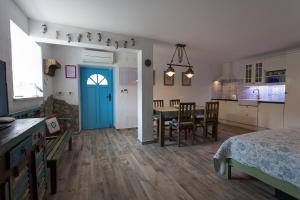 Kuchyň nebo kuchyňský kout v ubytování Apartments with parking spaces Kornic, Krk - 11506