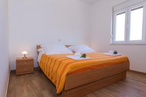 Postel nebo postele na pokoji v ubytování Apartments by the sea Veli Rat, Dugi otok - 11525