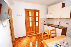 Kuchyň nebo kuchyňský kout v ubytování Apartments by the sea Kastel Stafilic, Kastela - 11539