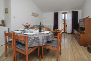 a kitchen and dining room with a table and chairs at Apartments with a parking space Vodnjan, Fazana - 11556 in Vodnjan
