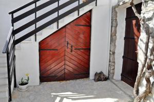 una gran puerta de garaje roja con una escalera en Apartments with WiFi Split - 11569 en Split