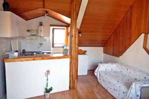 una cocina y una sala de estar en una casa pequeña en Apartments with WiFi Split - 11569 en Split
