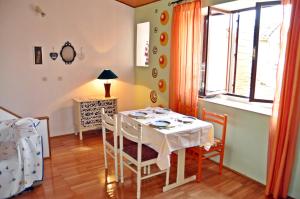 comedor con mesa, sillas y ventana en Apartments with WiFi Split - 11569 en Split