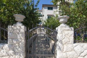 Fotografia z galérie ubytovania Apartments with parking spaces Grebastica, Sibenik - 11572 v destinácii Bašelovići