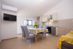 Kuchyňa alebo kuchynka v ubytovaní Apartments with parking spaces Grebastica, Sibenik - 11572 + 26 fotografií
