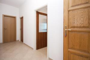 Fotografia z galérie ubytovania Apartments with parking spaces Grebastica, Sibenik - 11572 v destinácii Bašelovići