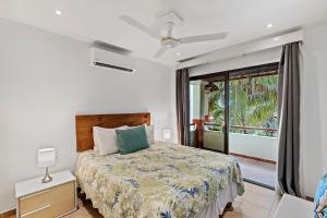 Un dormitorio con una cama y una ventana grande. en Colorful & Private 2-Bedroom Condo Just a Short Walk from the Beach, en Coco 43 fotos más
