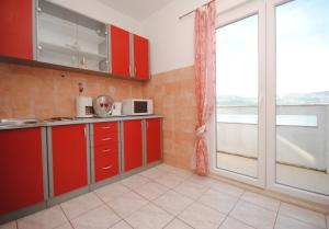 Kuchyň nebo kuchyňský kout v ubytování Apartments by the sea Arbanija, Ciovo - 11514