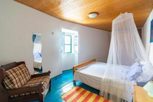 1 dormitorio con 1 cama con mosquitera en Apartments by the sea Kukljica, Ugljan - 11584, en Kukljica