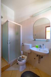y baño con aseo, lavabo y ducha. en Apartments by the sea Kukljica, Ugljan - 11584, en Kukljica