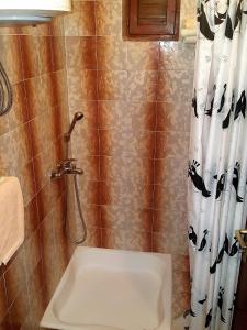 Kúpeľňa v ubytovaní Apartment Podaca 11588a