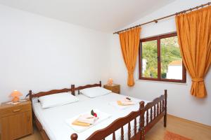 Postel nebo postele na pokoji v ubytování Apartments by the sea Podaca, Makarska - 11588