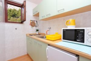 Kuchyň nebo kuchyňský kout v ubytování Apartments by the sea Podaca, Makarska - 11588