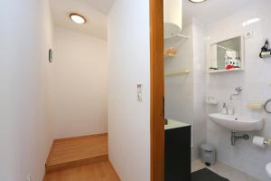 Koupelna v ubytování Apartments by the sea Podaca, Makarska - 11588