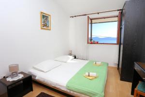 Postel nebo postele na pokoji v ubytování Apartments by the sea Podaca, Makarska - 11588