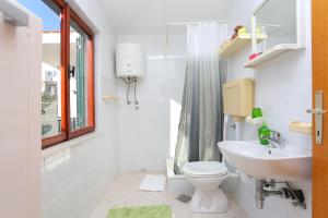 Koupelna v ubytování Apartments by the sea Podaca, Makarska - 11588 + 37 fotografií