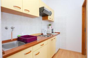 Kuchyň nebo kuchyňský kout v ubytování Apartments by the sea Podaca, Makarska - 11588