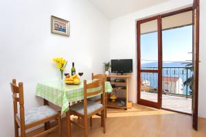 TV a/nebo společenská místnost v ubytování Apartments by the sea Podaca, Makarska - 11588