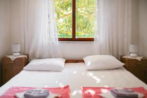 Postel nebo postele na pokoji v ubytování Apartments by the sea Podaca, Makarska - 11588