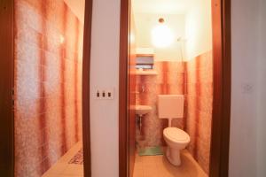 Koupelna v ubytování Apartments by the sea Podaca, Makarska - 11588