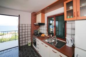 Kuchyň nebo kuchyňský kout v ubytování Apartments by the sea Podaca, Makarska - 11588